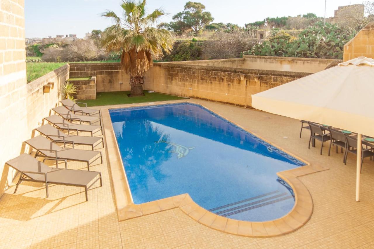 Centre Island Gozitan & Pool - Happy